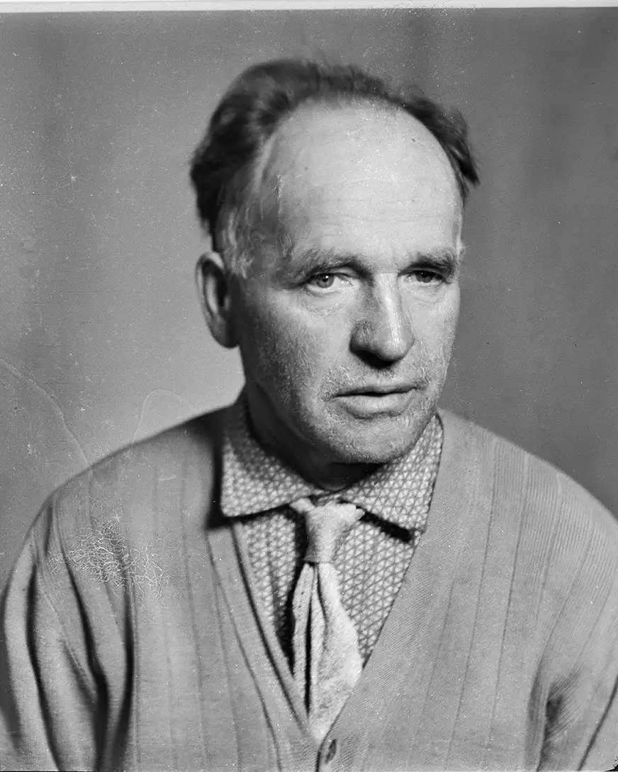 starszy mężczyzna w krawacie i swetrze, portret studyjny
