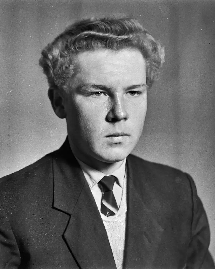 młody mężczyzna w marynarce i krawacie, portret studyjny