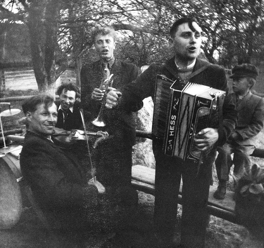 kapela ludowa składająca się z czterech mężczyzn gra na trąbce skrzypcach i akordeonie