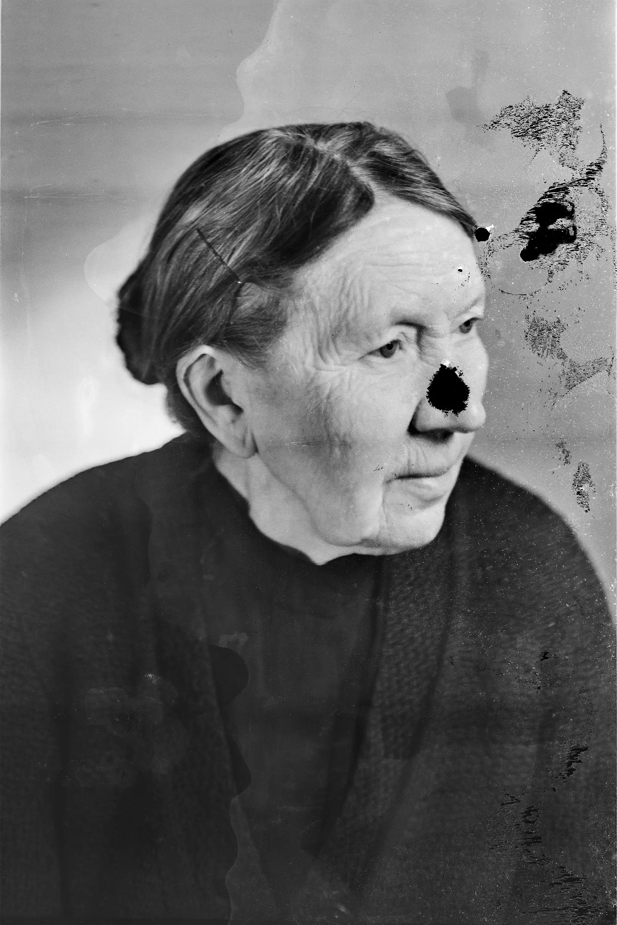 portret studyjny starszej kobiety w czerni