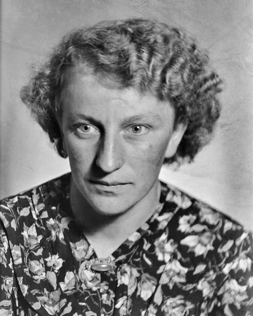 lokowana kobieta w wieku średnim we wzorzystej bluzce, portret studyjny
